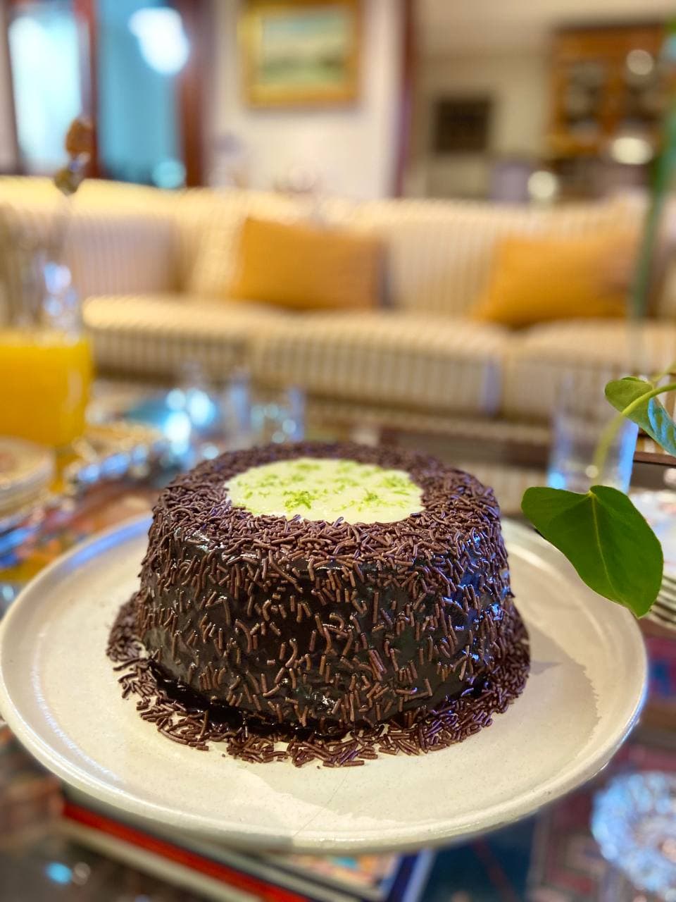 Massa de chocolate, cobertura de chocolate e vulcão de limão.
