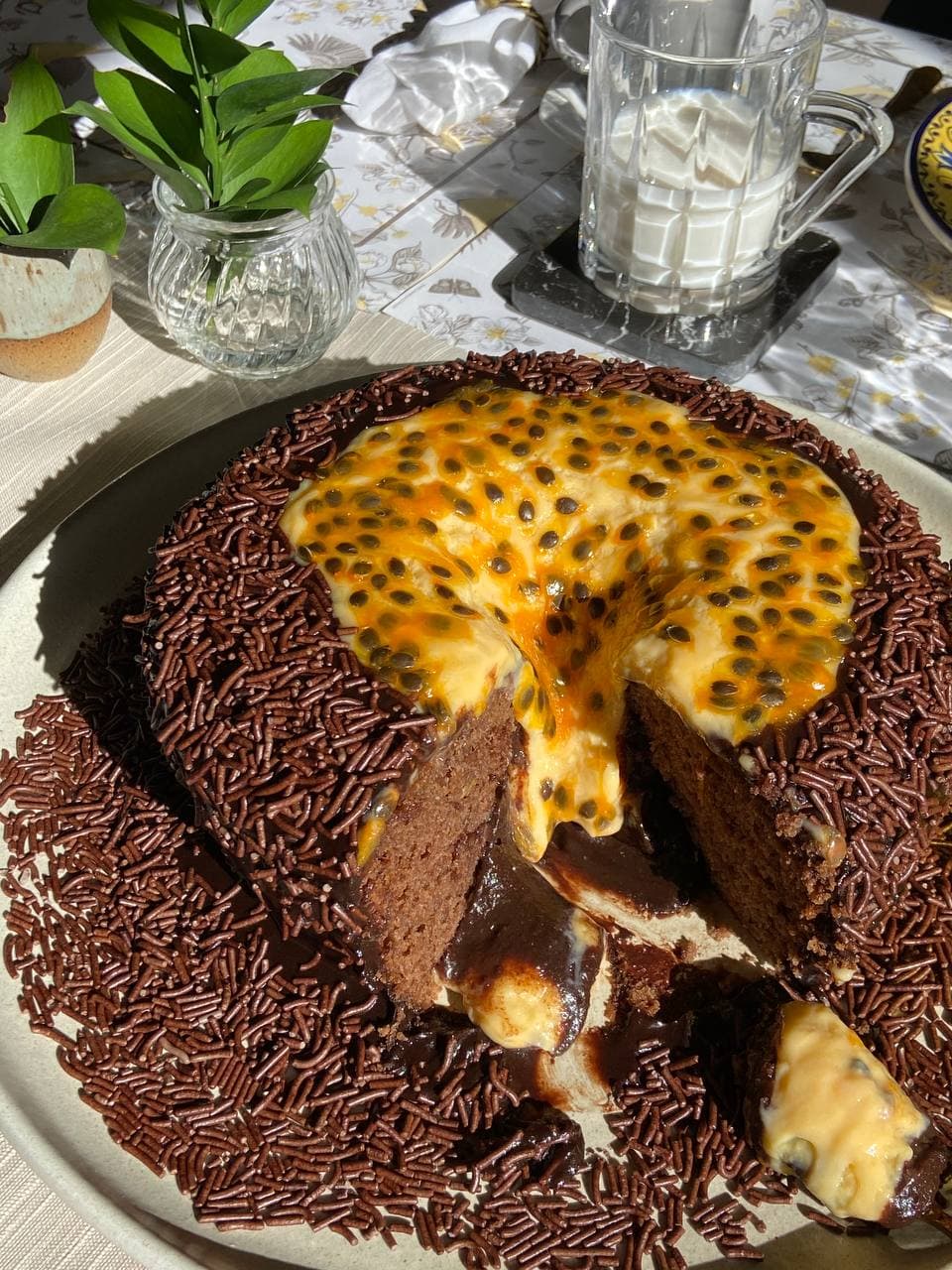Massa de chocolate com cobertura de chocolate e vulcão de maracujá.